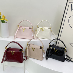 シンプルでファッショナブルな軽量ハンドバッグ女性用 2025 トレンディな質感の大容量バケットバッグ通勤女性のクロスボディバッグ