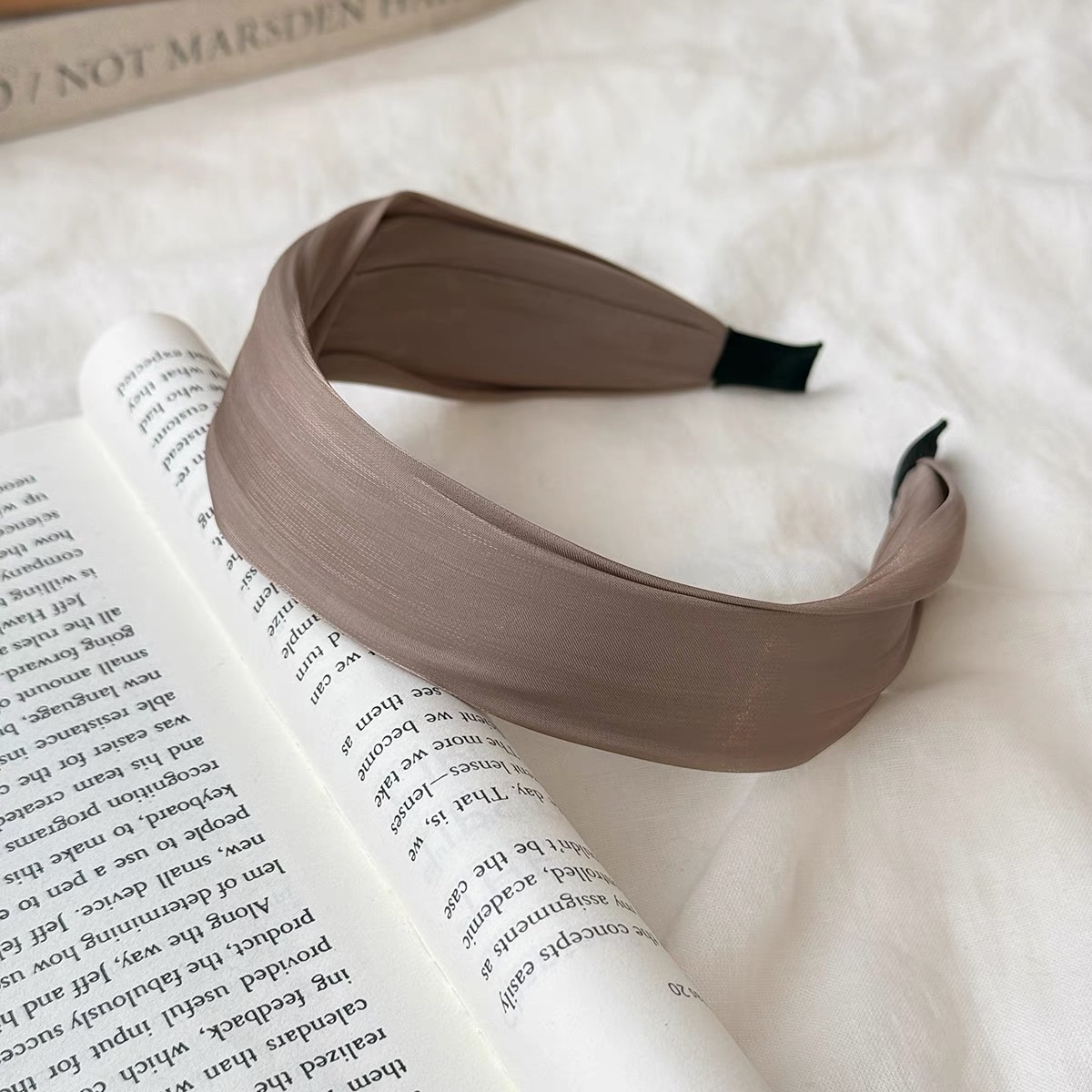 Diadema de horquilla de primavera y verano de seda con poca luz para mujer 2025 nuevo sencillo y versátil lavado de cara y cabello prensado diadema de ala ancha accesorios para el cabello