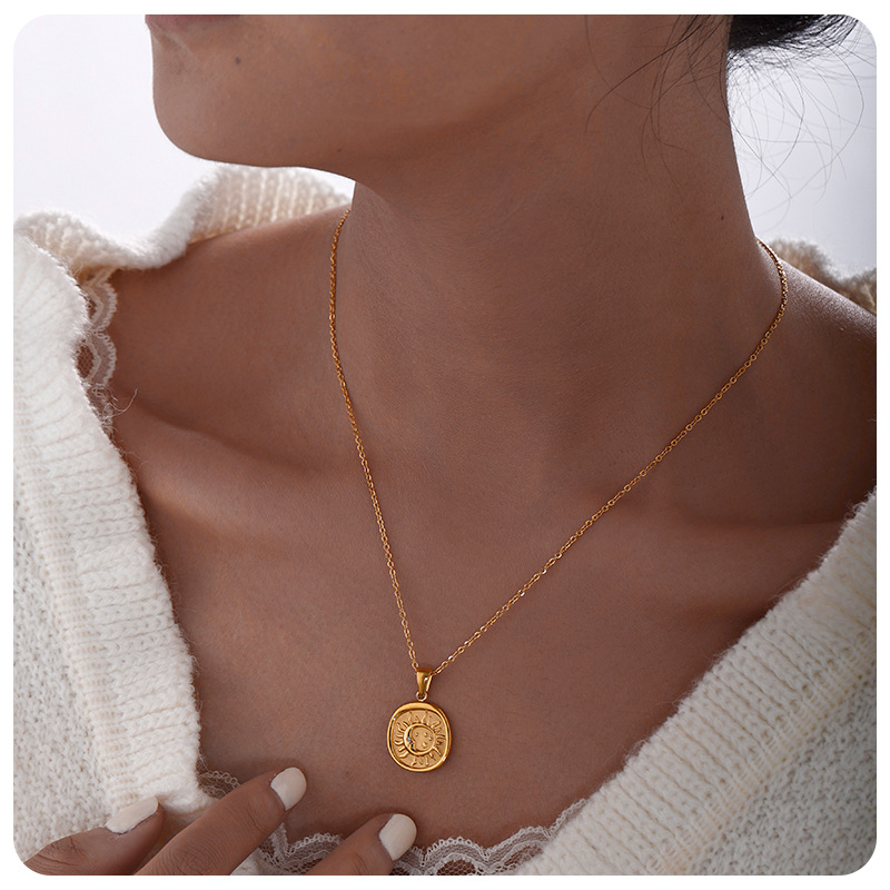 TENA retro relieve sol estrella luna colgante collar de titanio de acero de oro 18k joyas temperamento al por mayor