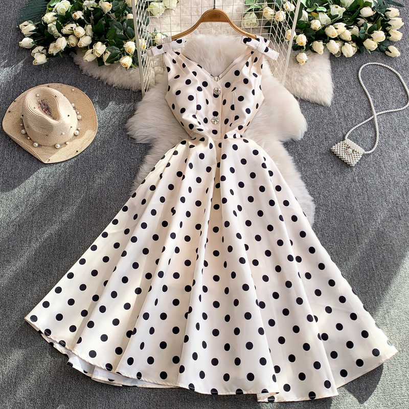European and American Unique and Beautiful Buttoned V-Neck Strap Dress for Women, High-End Niche Birthday Party Elegant Long Dress with a Large Hem