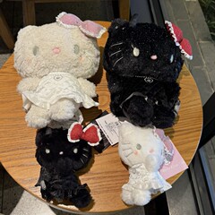 三麗O蝶結びkt猫ぬいぐるみペンダント天使悪魔シリーズ抱き枕は彼女の人形を送ります。