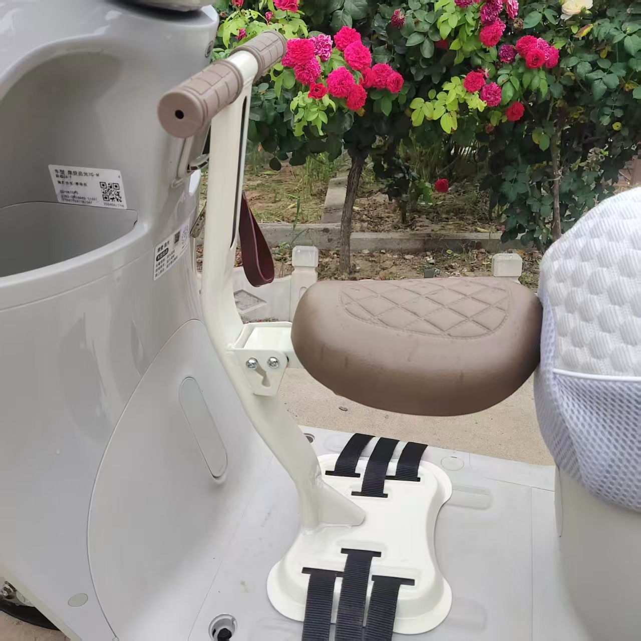 Manufacturer wholesale electric vehicle front-mounted child seat, foldable child baby electric motorcycle armrest stool safety seat