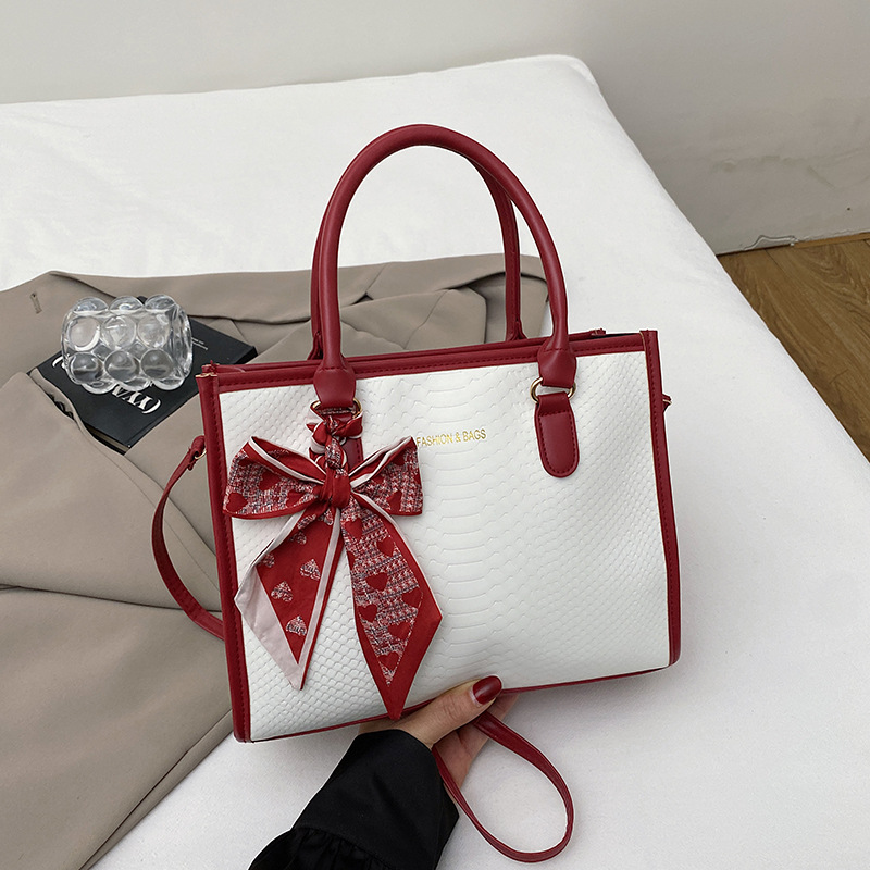 Bolsa de mano de pañuelo de seda de color rojo 2025, nueva moda de viaje simple bolso de hombro color de textura extranjera bolso de mochila