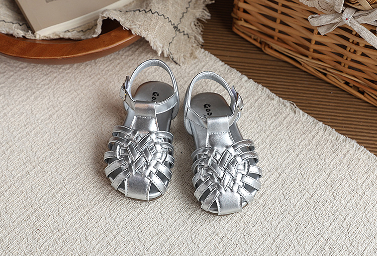 Flicksandaler med stängd tå som andas för sommar och strand_voghion.com