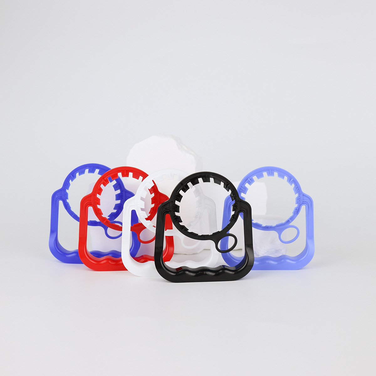 Proveedores al por mayor 55 calibre PE manillas de agua mineral manillas de agua potable desechables manillas de plástico