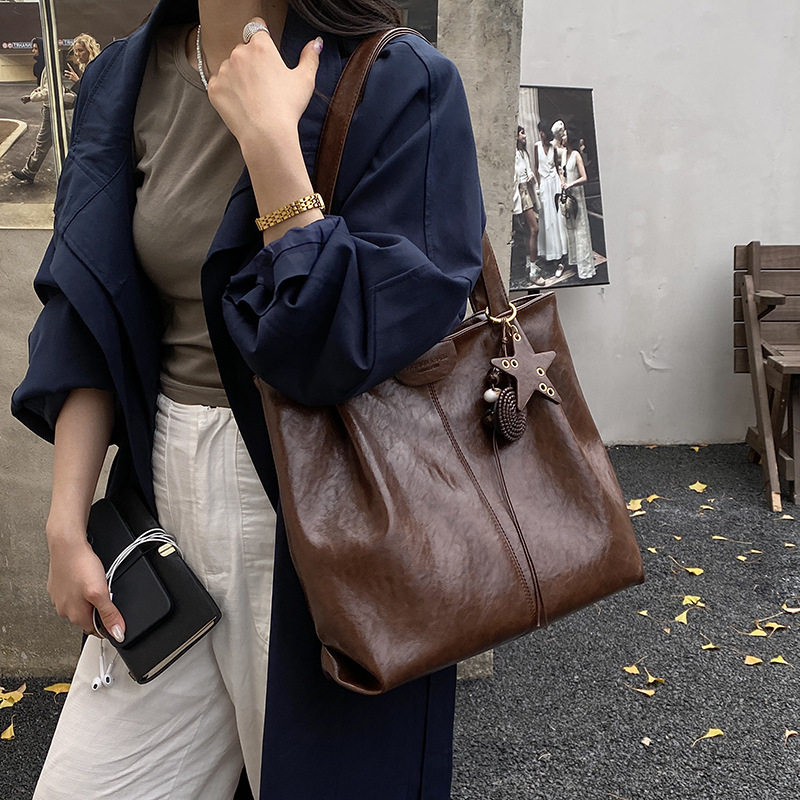 Túi tote nữ cỡ lớn dáng shopping, đeo vai hai quai, chất liệu PU mềm, phong cách công sở — Màu cà phê Không có mặt dây chuyền, Màu nâu không có mặt dây chuyền, Rượu vang đỏ không có mặt dây chuyền, kaki không có mặt dây chuyền chi tiết 30