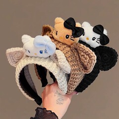 秋冬のアニメのかわいいぬいぐるみkt猫の顔を洗ってカチューシャをします。