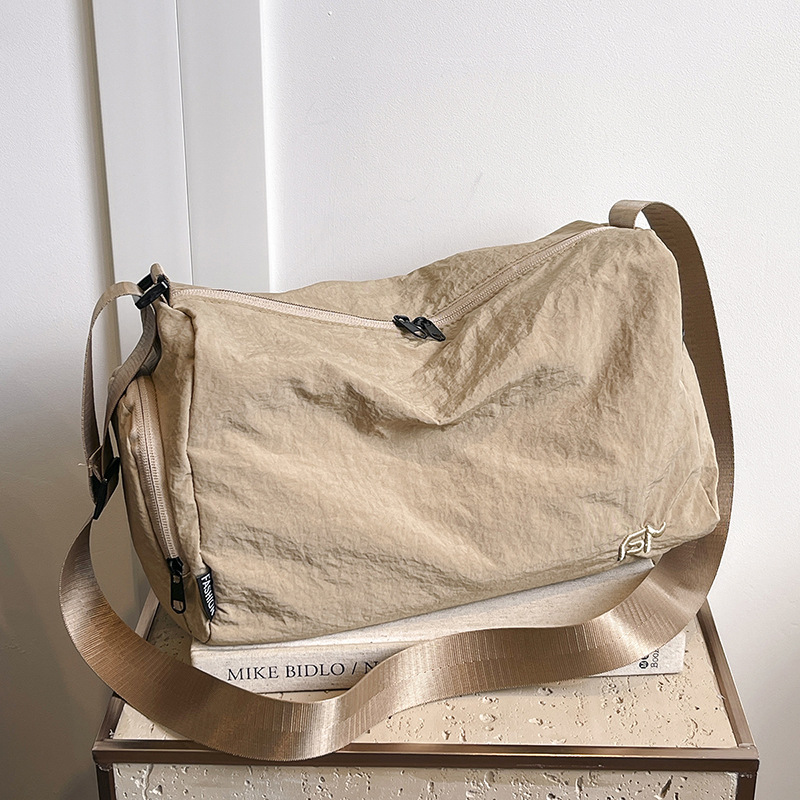Moda coreana ligera simple ocio de gran capacidad de hombro mochila de caída de otoño nuevo estilo de alta sensación bolso de mano