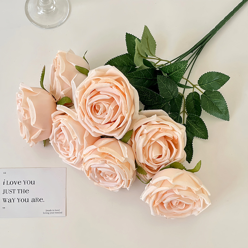 ヨーロッパ風の真似をして、7頭の皇妃のバラの造花の客間の生け花の結婚祝いの装飾の手を持って花卉の撮影の道具を持ちます。|undefined