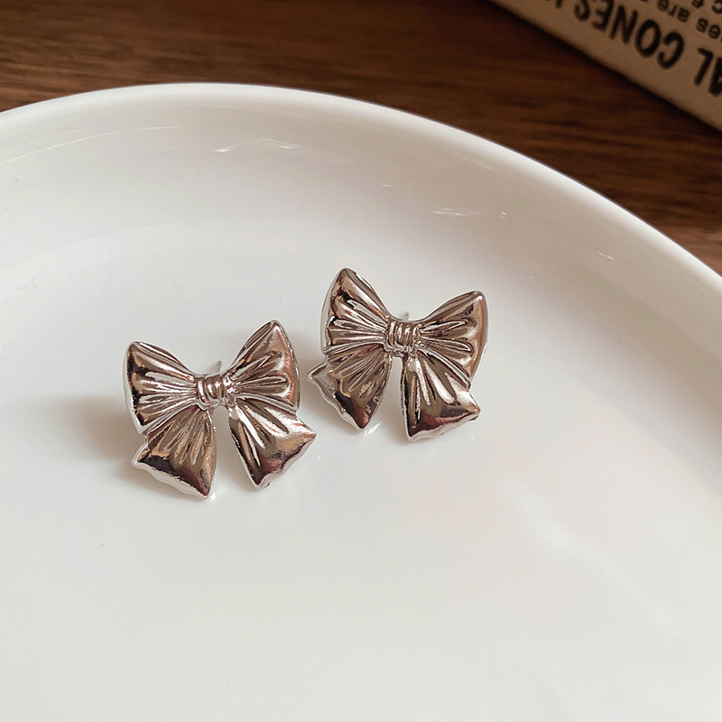 Pendientes de perlas asimétricas con cuernos de diamantes súper parpadeantes de plata Pendientes de nicho de viento frío femenino Pendientes de lujo ligero de alta calidad