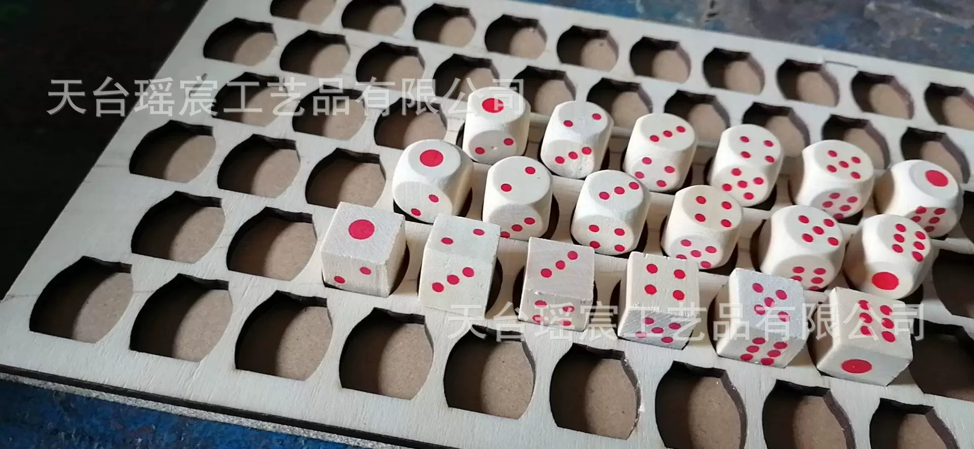 木骰子定制logo木制品色子木质筹码套装实木儿童玩具大号六面点数