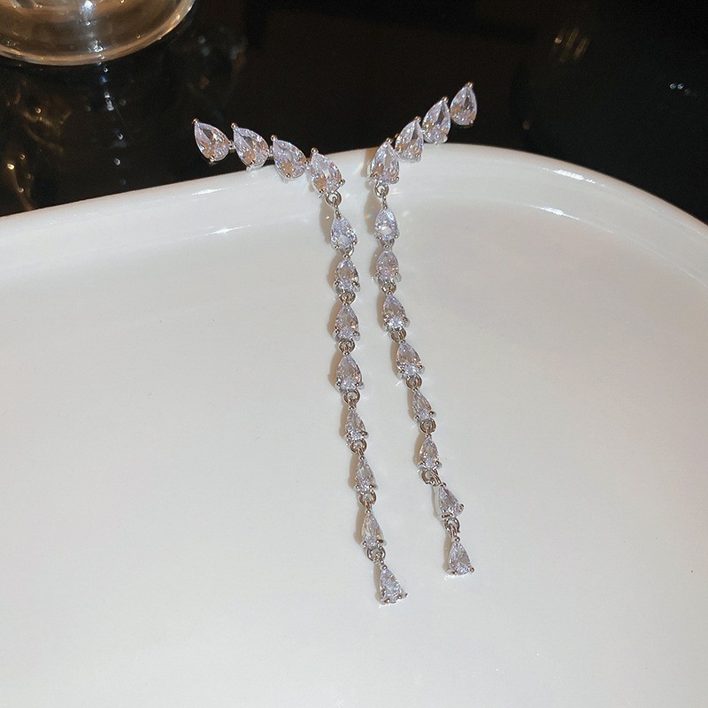 Pendientes de borla de hojas de diamantes súper parpadeantes de plata Pendientes de temperamento de moda Pendientes de diseño de nicho femenino Lujo ligero y de alta gama