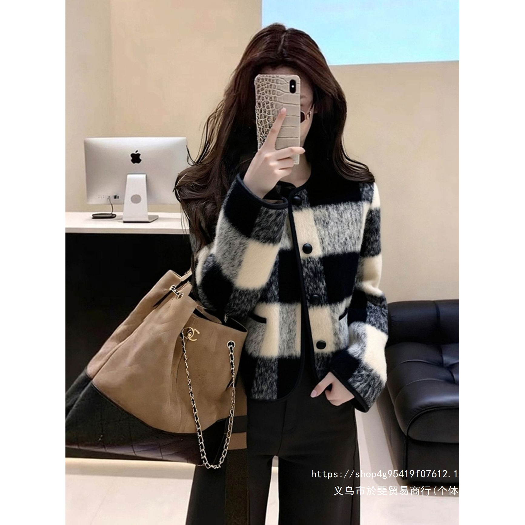 Thick, down-filled, Korean-style, high-end, unique black and white color-blocked plaid short coat for women, new autumn and winter style.