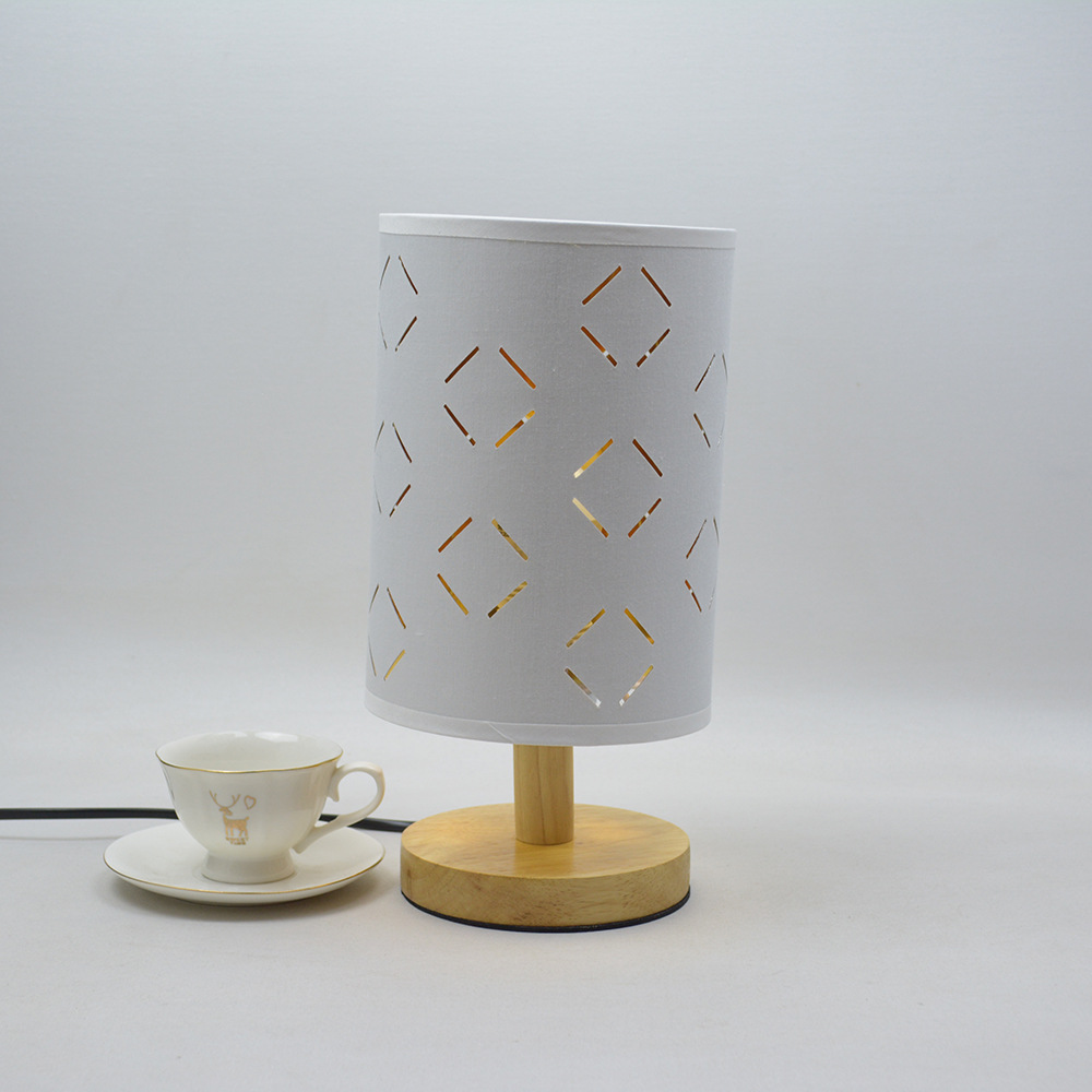 [Xianfan] nueva pantalla hueca lámpara de mesa de madera maciza post-moderno estilo europeo sala de estar comedor dormitorio decoración pequeña lámpara de mesa