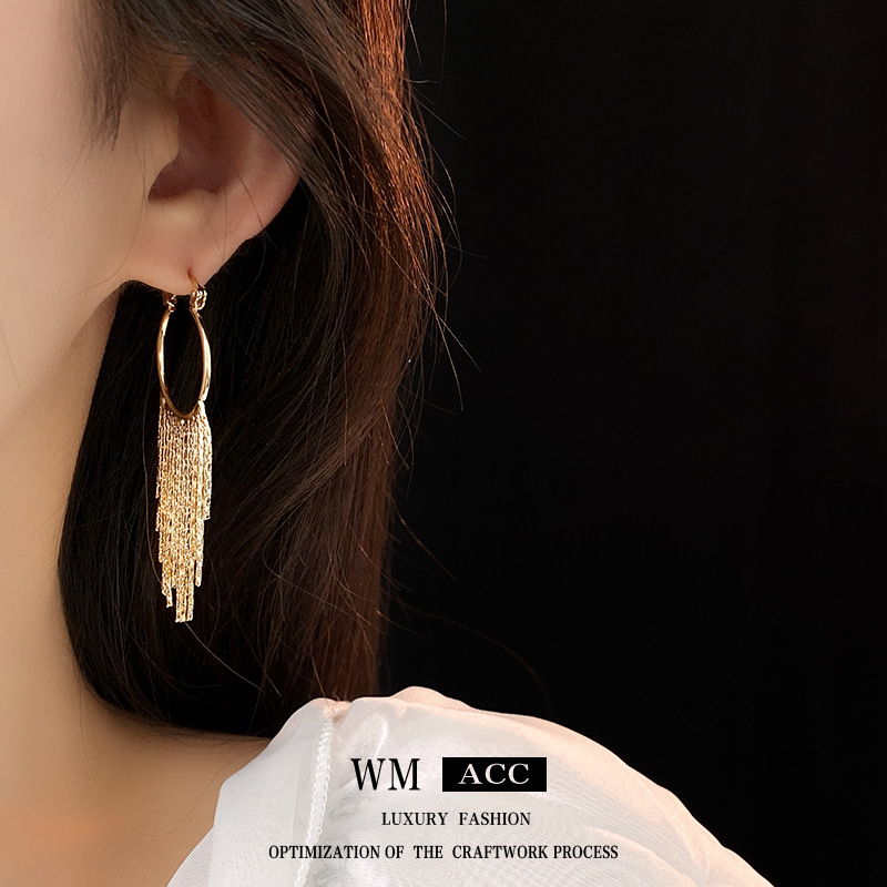 Oro Real electrochapado ronda borla oreja hebilla pendientes de metal de estilo frío pendientes de moda europea y americana pendientes personalizados para las mujeres al por mayor