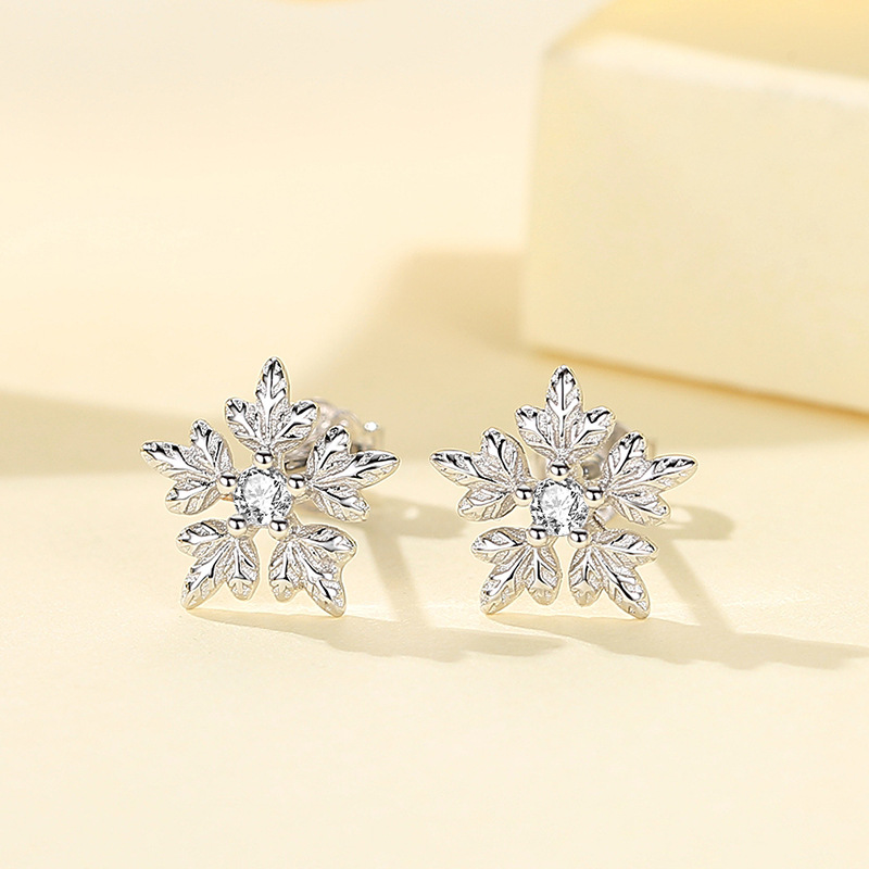 S925 plata esterlina copo de nieve pendientes mujer estudiantes japoneses y coreanos pequeño dulce simple moda chica corazón accesorios al por mayor