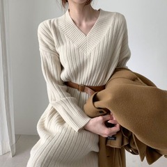 秋冬の新型のレトロな気質のニットのワンピースの女性のゆったりしている怠惰な風はコートの中で底のセーターの長いスカートを掛けます。