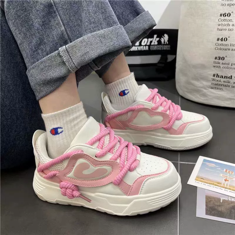 Маленькие белые туфли женские 2024 весенние новые взрывные модели дикие нишевые оригинальные женские туфли на толстой подошве повседневные спортивные туфли