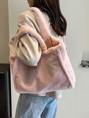 ぬいぐるみバッグ女性の毛毛バッグは、バッグの大容量の毛がふわふわしている2023秋冬の新しいファッションバッグです