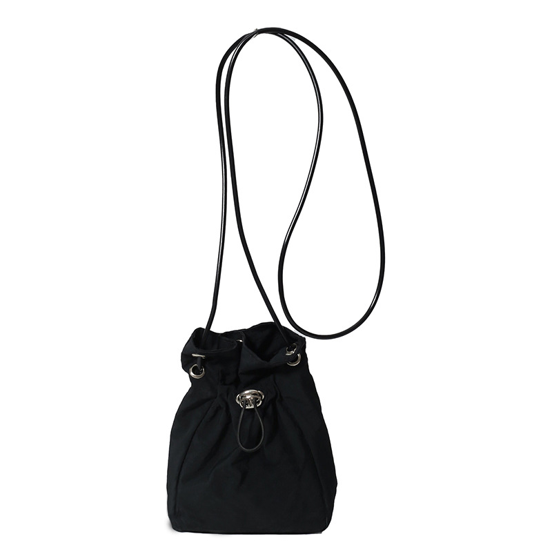 Casual bolso de tela de nylon ultra-fuego para mujeres 2024 nuevo verano versátil bolso de hombro bolso de cubo bolso de teléfono celular