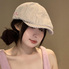 レトロなピンクの格子縞のベレー帽の女性2025年の春の新型は子供の帽子の大きい頭の周りをかぶってアヒルの舌の帽子を合わせます。