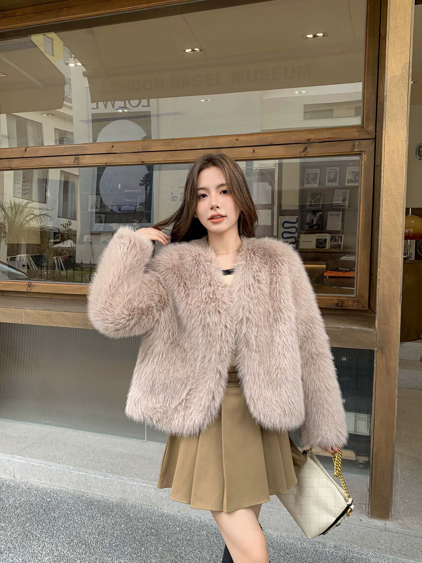 Кожаный пуховик из искусственного лисьего fur (Xu Yiyi) короткая женская куртка, мягкий плюш, зима 2024