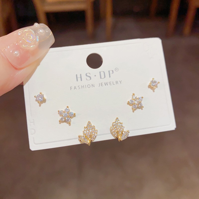 S925 aguja de plata micro incrustaciones de circón pendientes cortos pendientes de pelo corto japonés y coreano elegante todo-fósforo simple conjunto de tres piezas pendientes para las mujeres