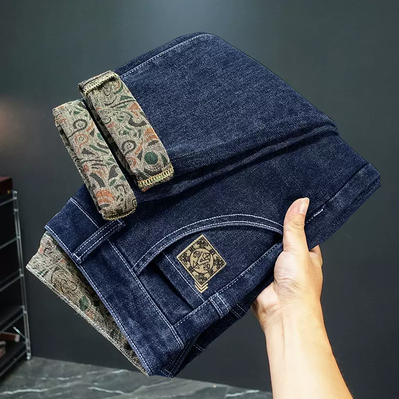 秋季厚款新品牛仔裤男款弹力修身直筒加绒刺绣印花斜口袋裤子男裤