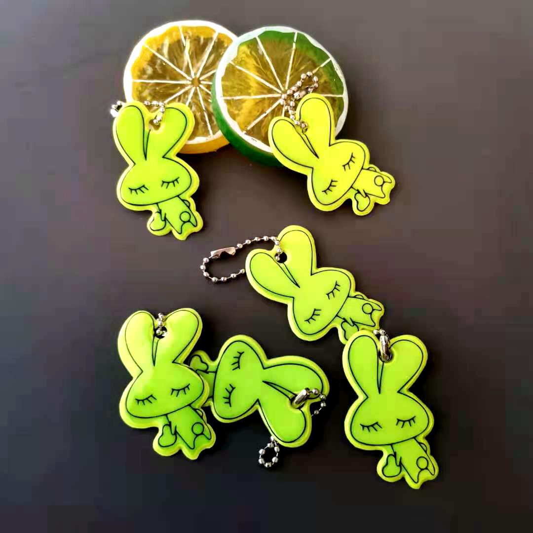 厂家生产反光钥匙扣卡通兔子动物造型挂件书包挂饰夜视荧光反光条