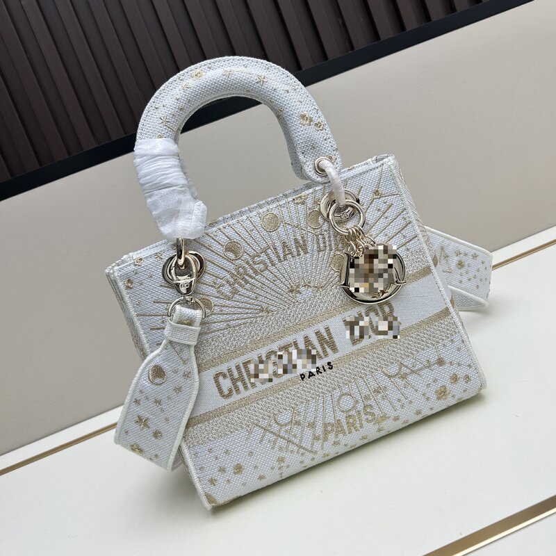 D Brand High-Quality Embroidered Bag 2025 New Niche Design Handbag Princess Diana Style Popular Versatile Crossbody Small Square Bag
