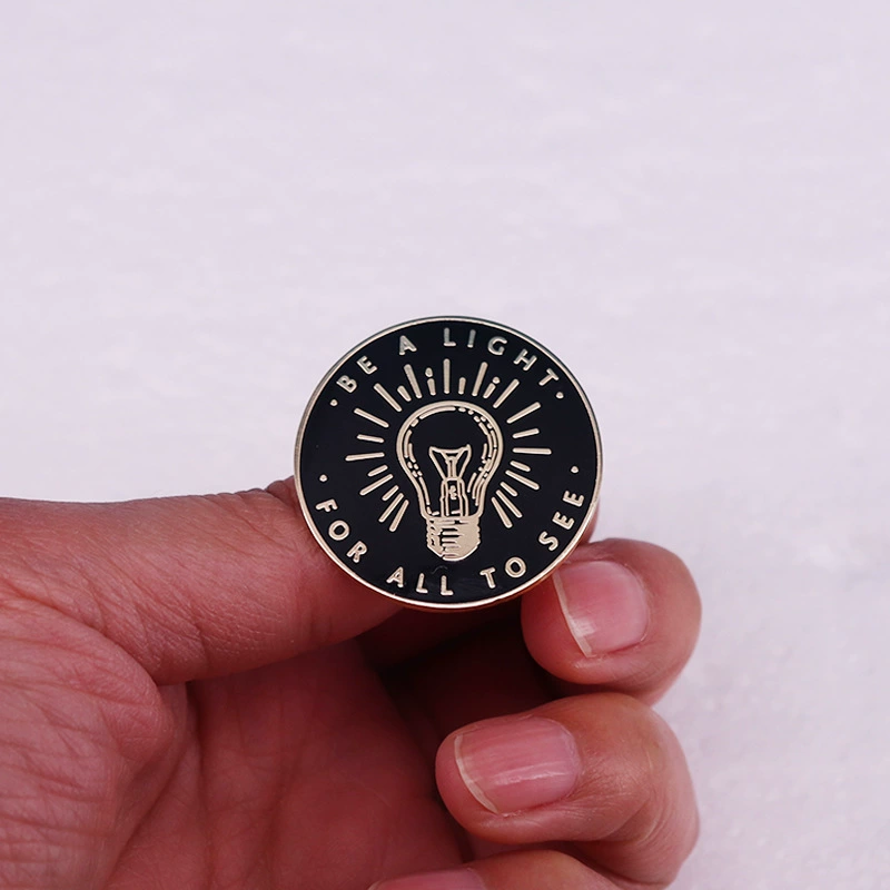 Become a light brooch that everyone can see