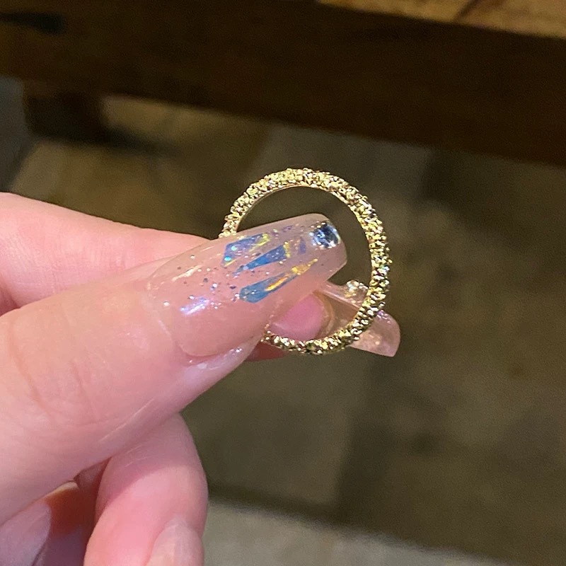 Sparkling Designer Ring For Women, Elegant And Comfortable Piece_voghion.com