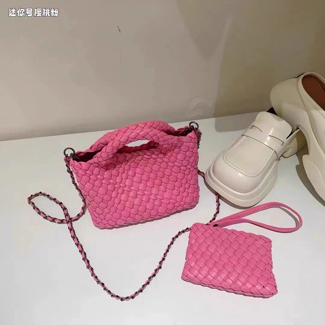 체인 + 꼰 라이너가있는 로즈 레드