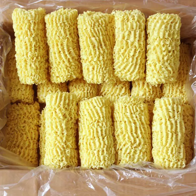 Целая коробка бамбуковой лапши из бамбуковой трубки