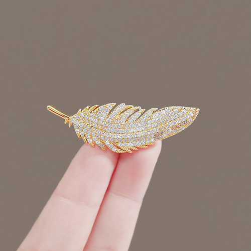 High-end temperament full diamond feather brooch design niche suit corsage light luxury pin collar pin anti-exposure accessories