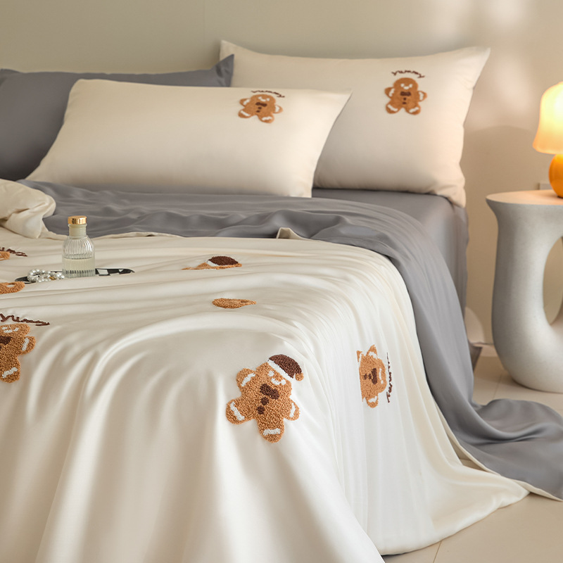 Ropa de cama de seda de hielo bordada con toalla de cuatro piezas, sábana fresca pequeña, funda de edredón, juego de tres piezas, ropa de cama de dormitorio fresca de verano