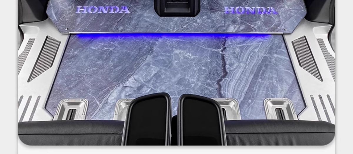 Honda Odyssey Aviation Aluminum Floor Mats Modified into a Full-Surround, Trackless Business Vehicle with Welcome Steps