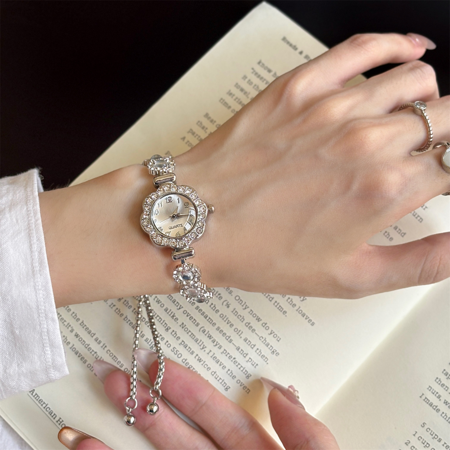 Light Luxury and High-End Diamond Bracelet Watch Korean Style Small Fragrance Fashion Hand Jewelry Women's Stylish Elegant Simple Accessories