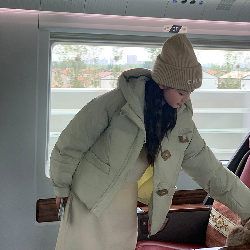 2024 invierno nuevo hombre pequeño con sombrero de algodón calentador simple ropa de pan de alumno algodón suelto abrigo universal para mujeres
