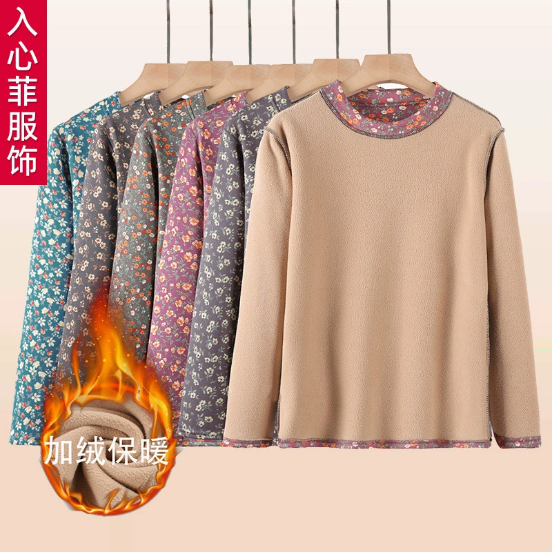 Женщины среднего и пожилого возраста в осенней одежде