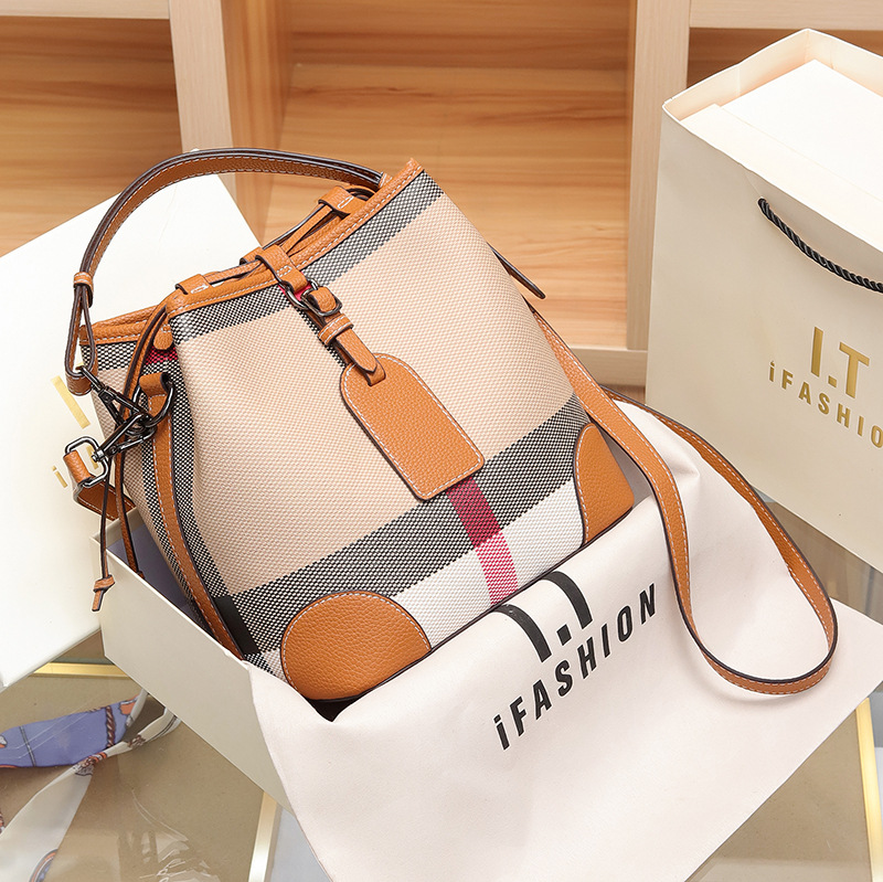 2023 New Classic Checker Bag Rete Borsa a secchiello in pelle rossa Borsa a tracolla Borsa da donna alla moda di alta qualità_voghion.com