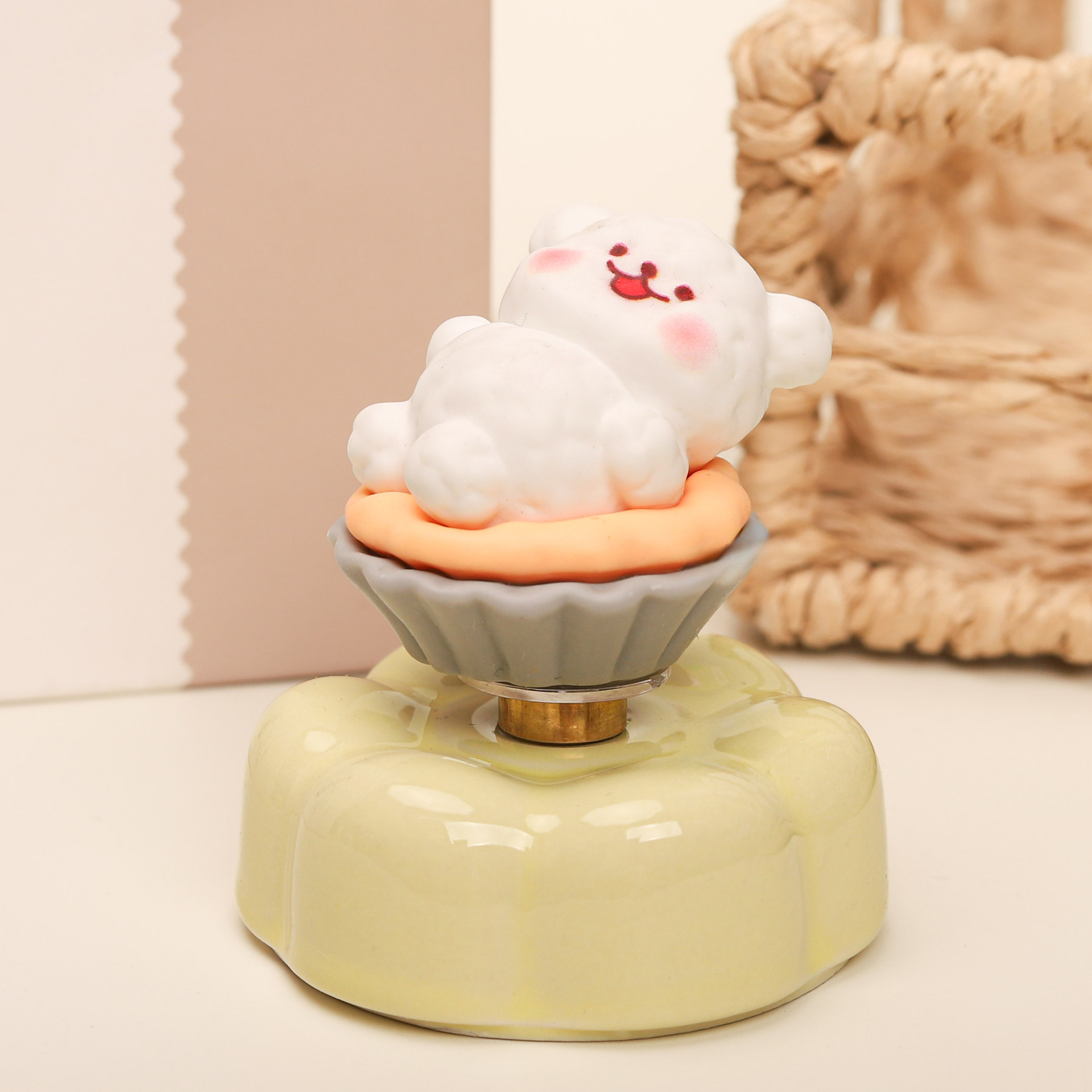 Trendy online sensation: Line dog spinner, rotatable car and desktop ornament, suitable for gifting, selling at stalls, and as a wholesale gift
