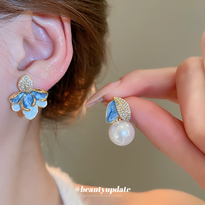 Pendientes asimétricos de perlas de flor de circonita de aguja de plata galvanizada de oro real de 14k Pendientes retro de lujo ligero de alta gama