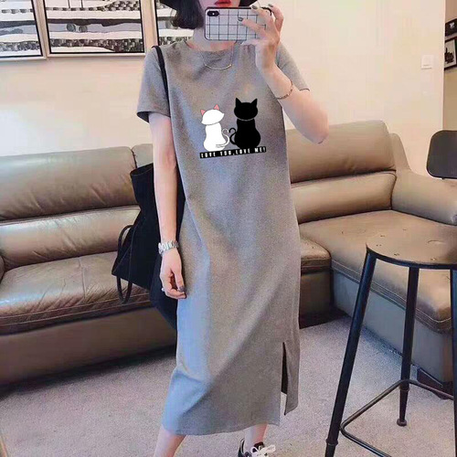 Stylish summer loose-fit, figure-flattering dress with floral print and a trendy split hem—short-sleeve design for women.