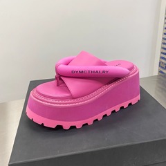背が高くて厚い底に足を挟んでいる人の字のスリッパの女性は高級感を着ています。