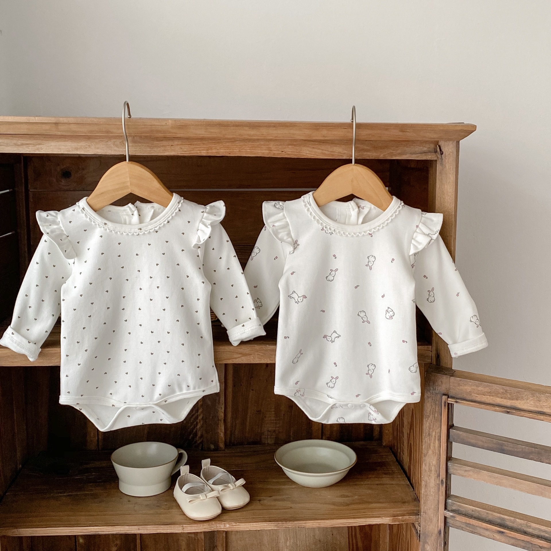 2024 Frühling 0-3 Jahre alte weibliche Baby gedruckt kleine fliegende lange Ärmel Ha Taschen Hintern Overall Crawler Kleidung_voghion.com