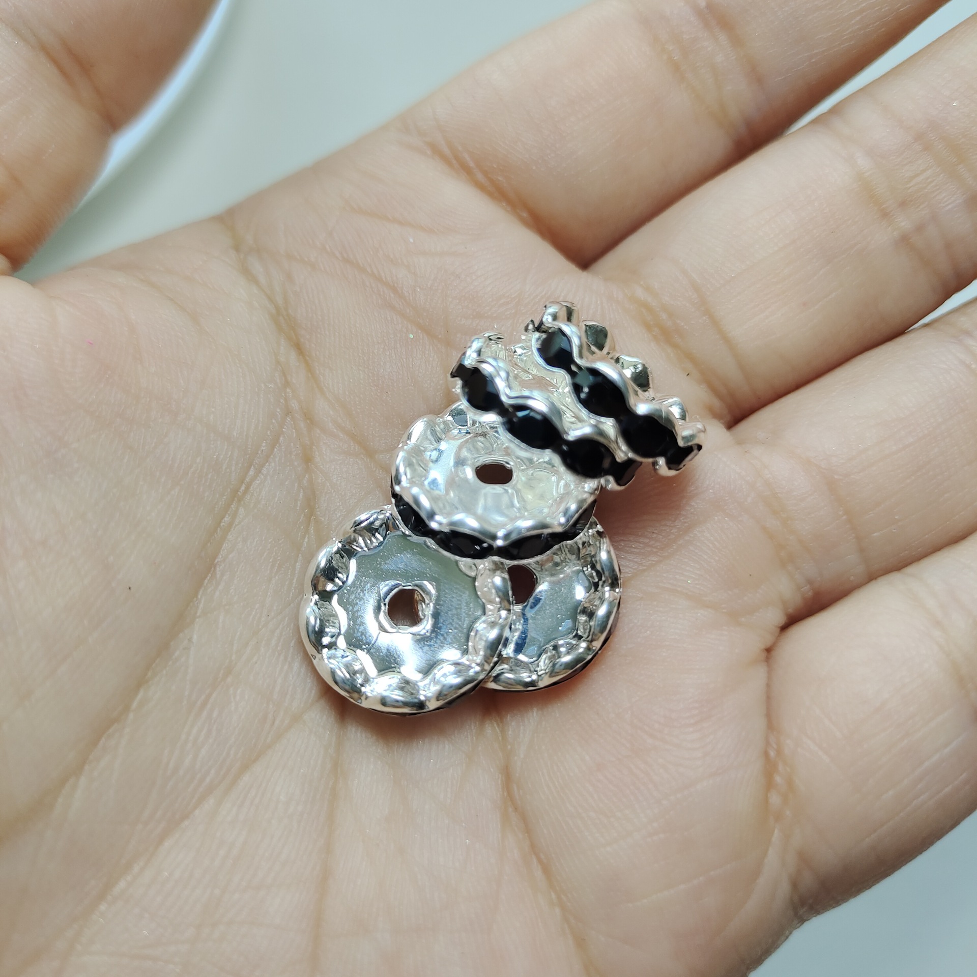 国境を越えて人気のある15mm銀色のビーズを隔てた円形のドリルリング車の輪の波の縁にドリルの部品を入れます。