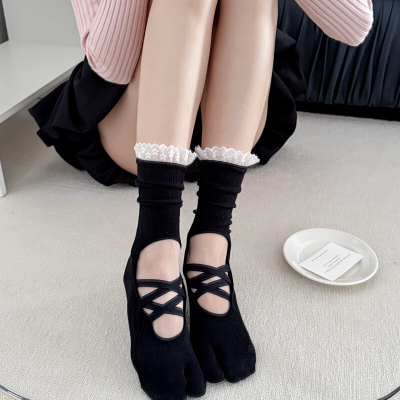 Women's yoga socks with straps, split-toe design, suitable for indoor dancing, ballet, home workouts, stretching, and light exercise; two-toe socks Women's yoga socks with straps, split-toe design, suitable for indoor dancing, ballet, home workouts, stretching, and light exercise; two-toe socks