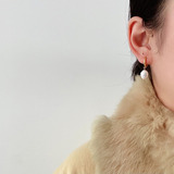 Универсальные короткие серьги из нержавеющей стали из жемчуга, французский стиль, простой и элегантный дизайн, легкий роскошный стиль