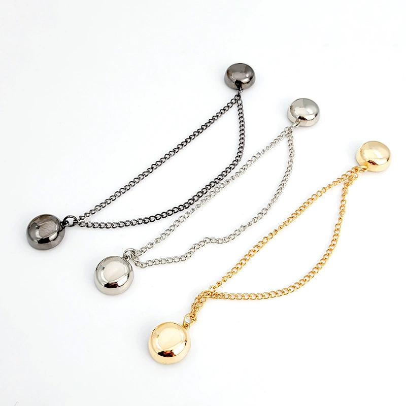 В комплект входят брюки, цепочка, защитное нижнее белье, брошь, шарф, зажимы.